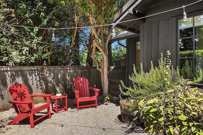 3rd image of 1426 37th Avenue E