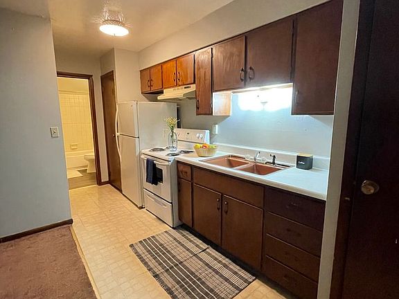 3rd image of 1053 S Jackson St APT 7