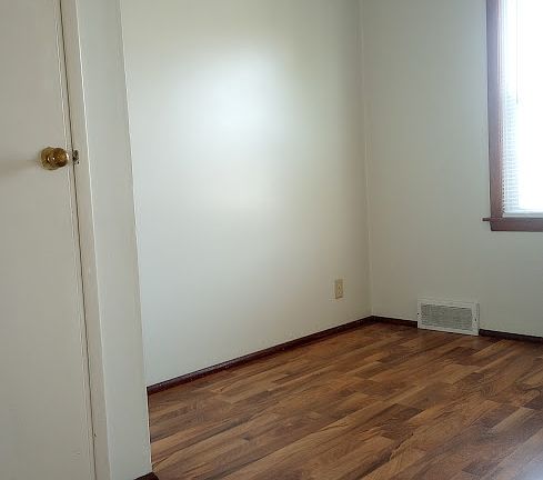 5th image of 4830 W Crawford Ave