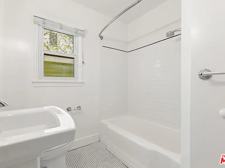 8020 Regis Way — Photo 9