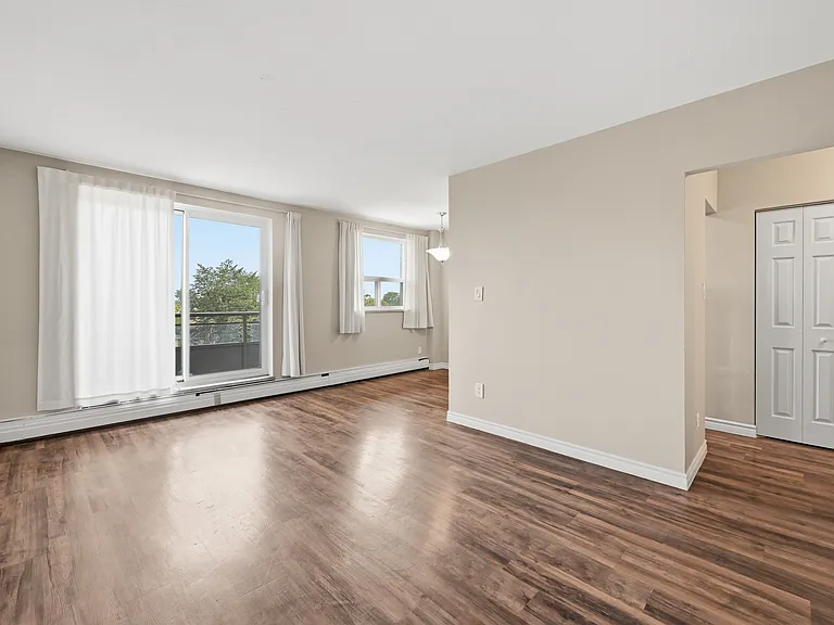 76 Aikman Ave — Photo 4