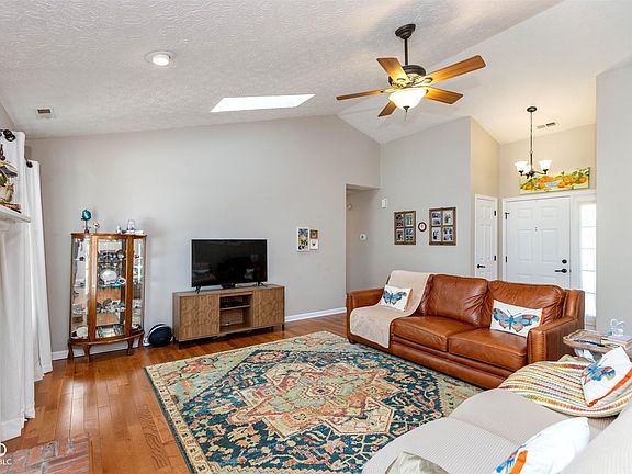 5th image of 360 Grove Ct