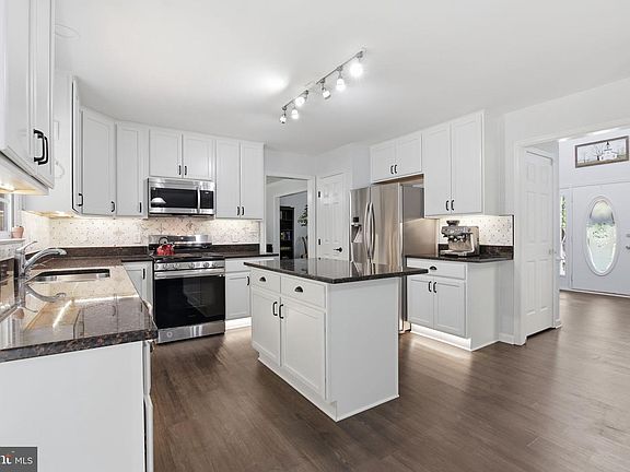 4th image of 4 Bedford Ct