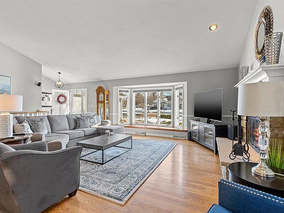 3rd image of 652 Lake Bluff Dr