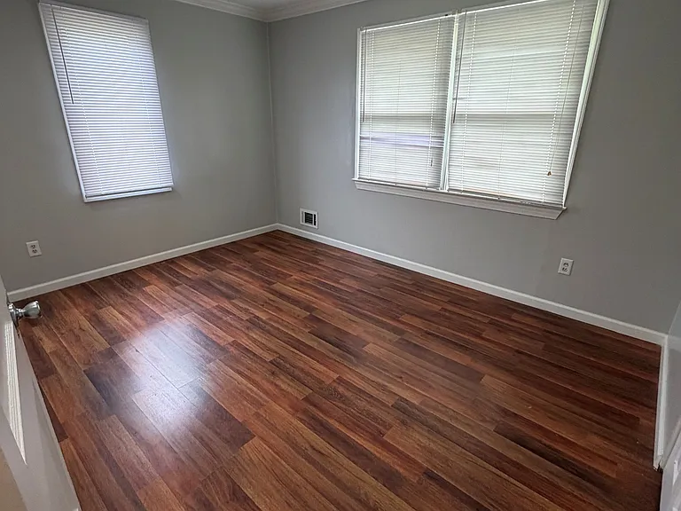 900 Montrose Ave — Photo 9