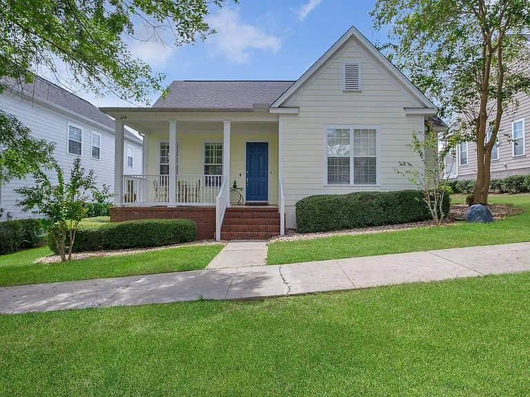 2119 Fernleigh Dr — Photo 1