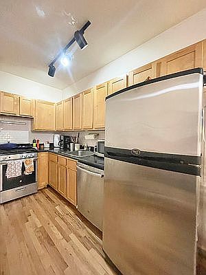 3rd image of 300 E 3rd St Ph B