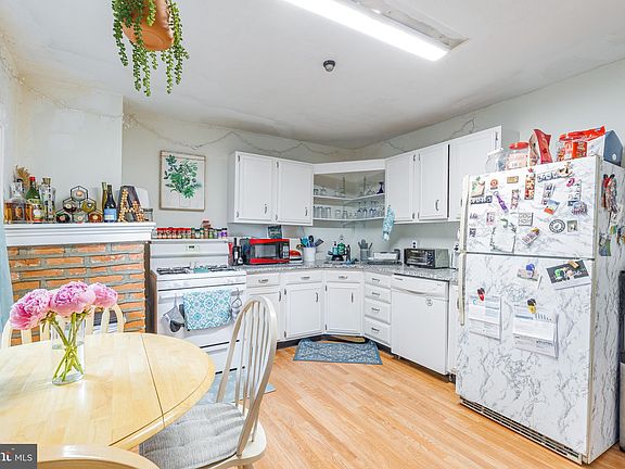 3rd image of 563 Leverington Ave