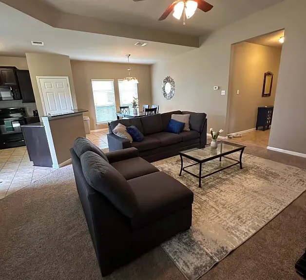 511 Parkfield Ln — Photo 8