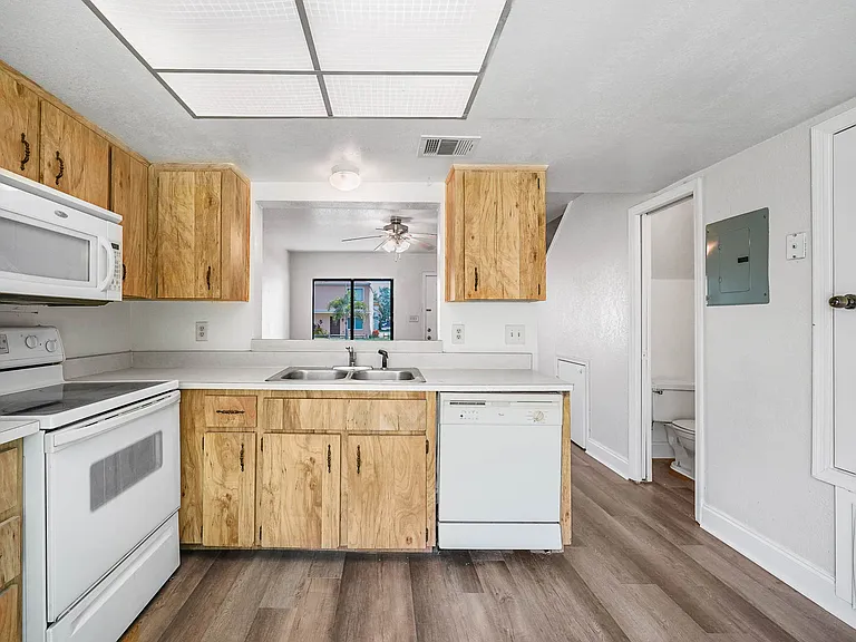 12062 Tift Cir — Photo 3