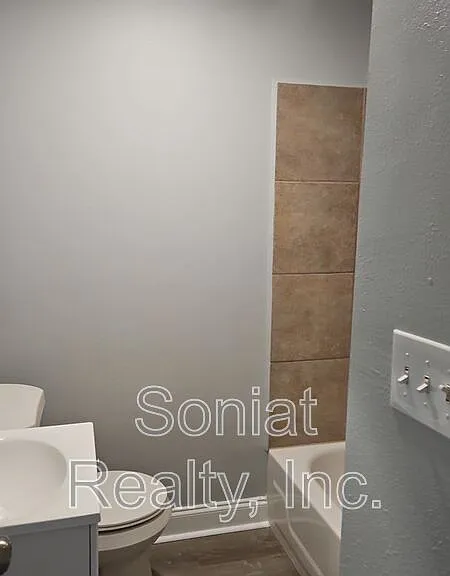 924 Deslonde St #B — Photo 8