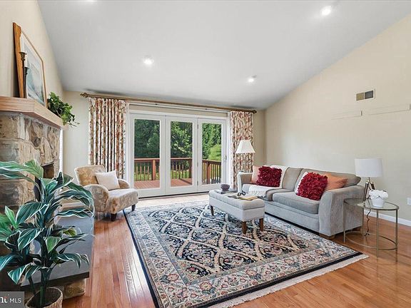 3rd image of 6 Parkside Dr