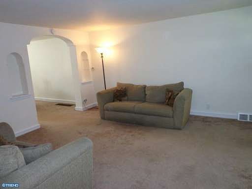 4th image of 2840 Devereaux Ave