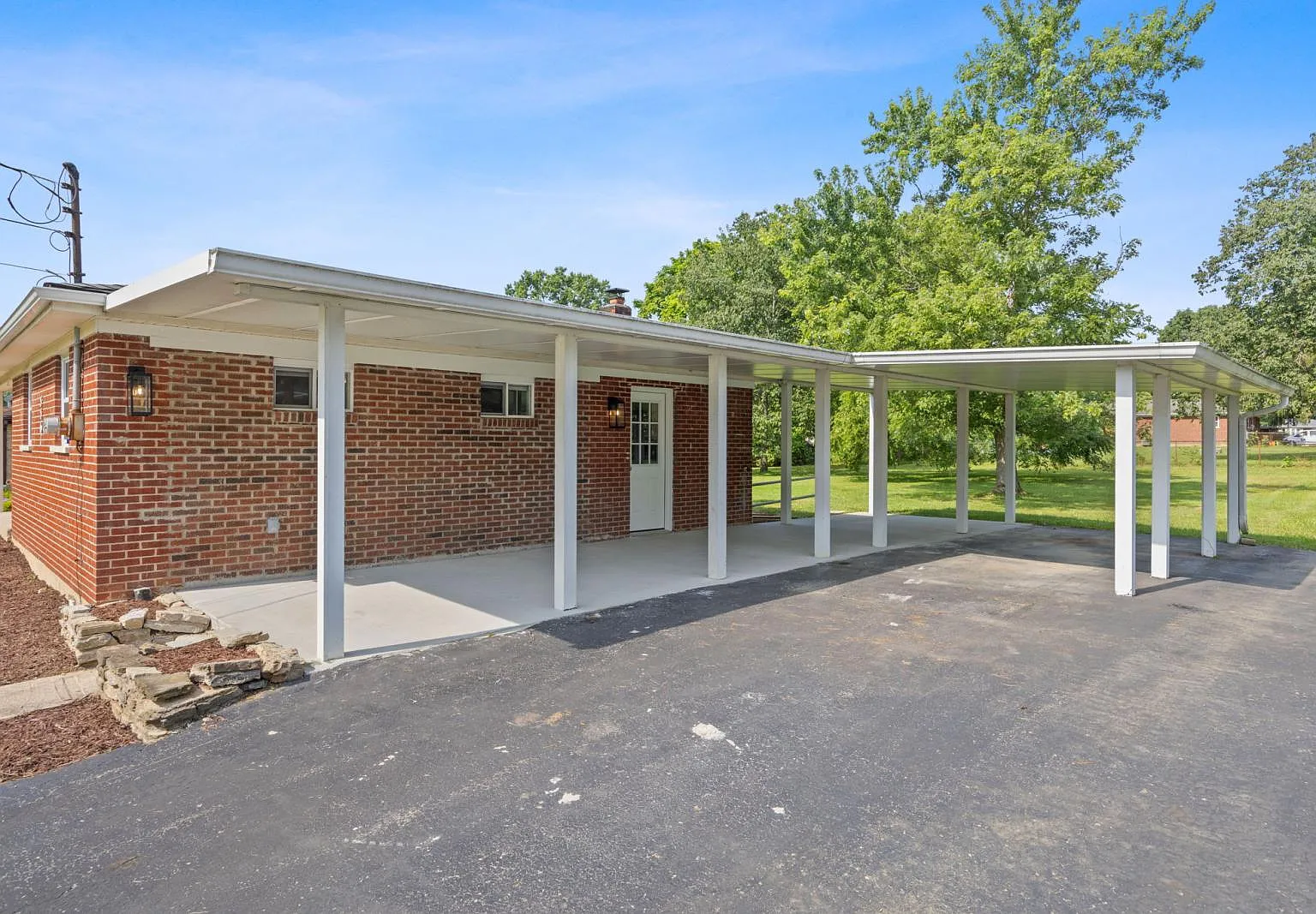 4 bed, 1588 sqft, $2,350 — Photo 3