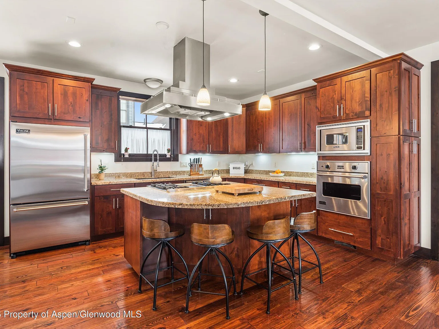 5 bed, 4.5 bath, 3555 sqft, $13,000 — Photo 3