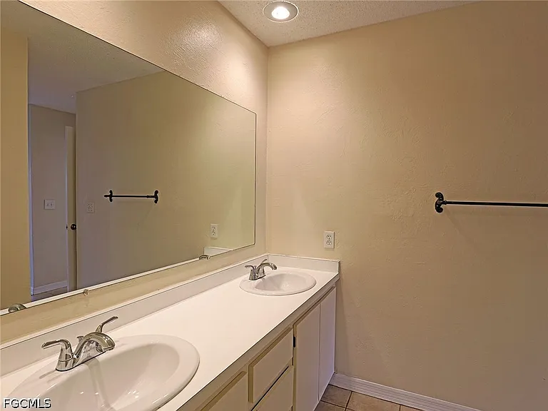 1420 Park Shore Cir #3 — Photo 11