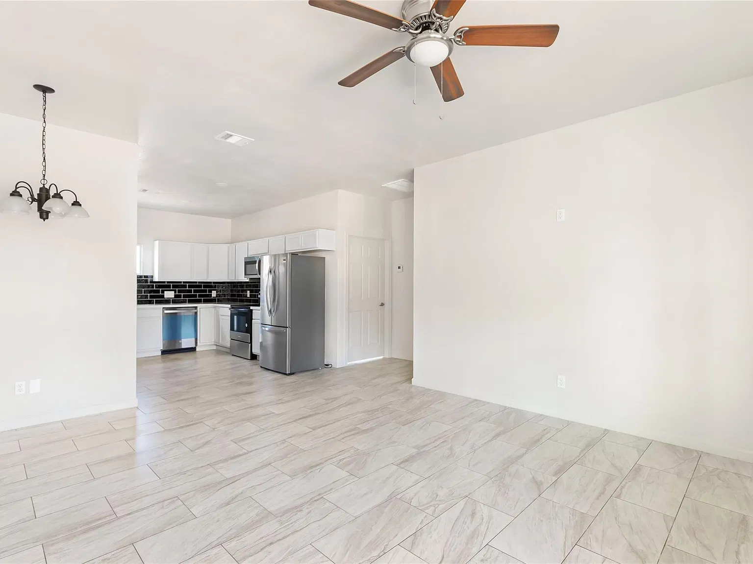 4 bed, 2.0 bath, 1800 sqft, $2,400 — Photo 4