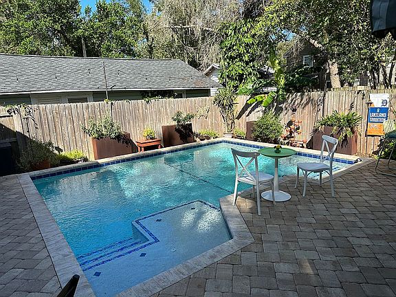 3rd image of 818 Johnson Ave