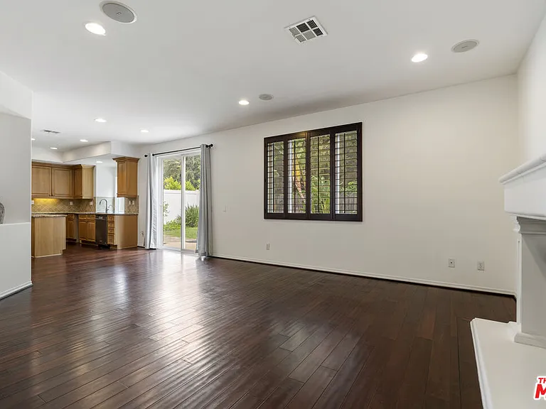 14321 Hortense St — Photo 10