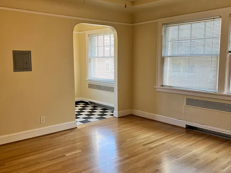 Flanders Apartments — Photo 26