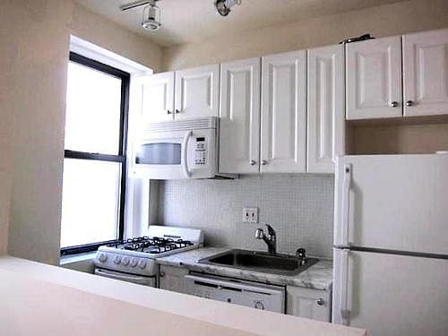 5th image of 60 W 65th St