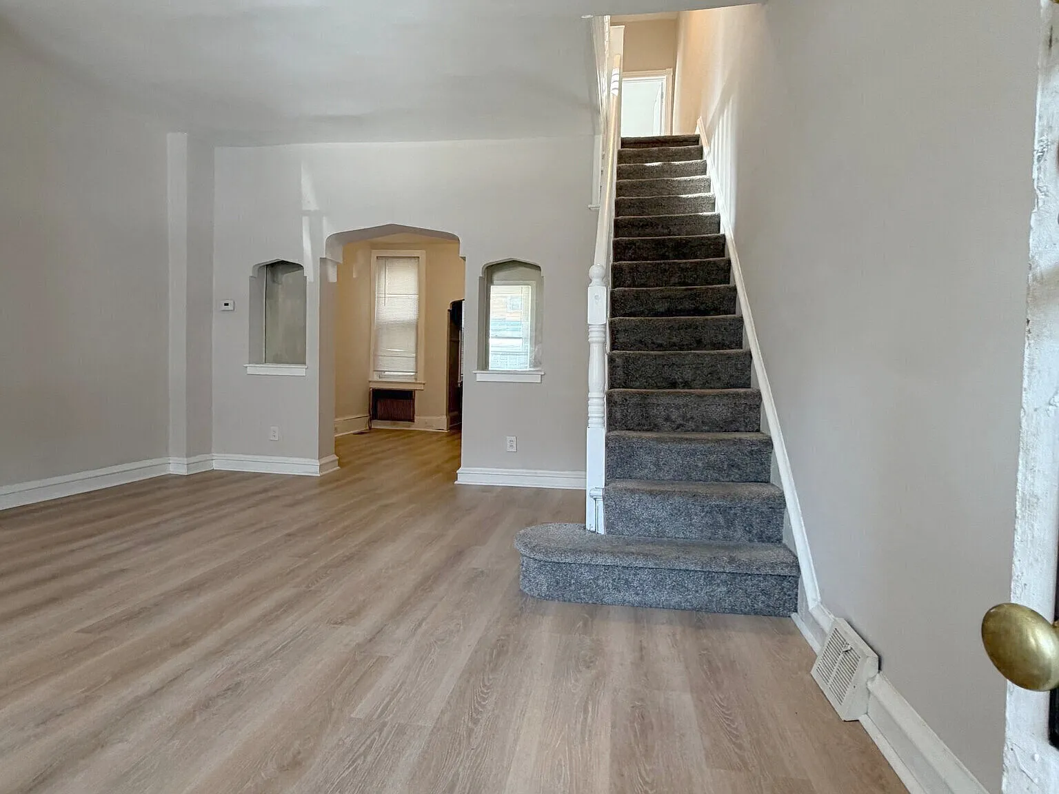 Beautiful bright and inviting 3-bedroom, 2-bathroom home — Photo 2