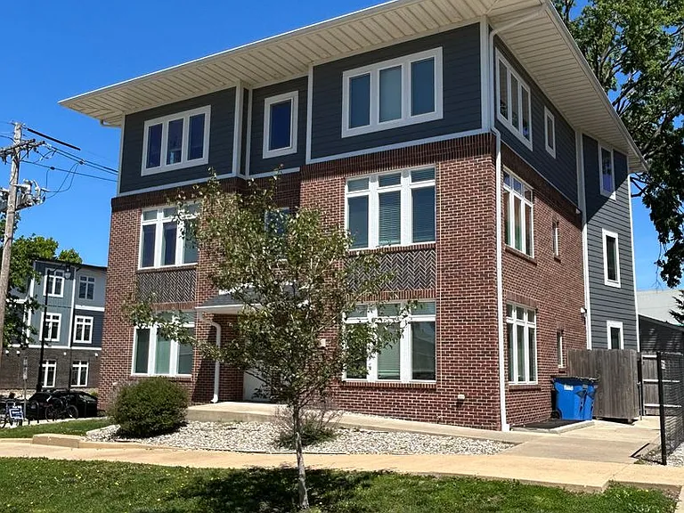 302 E Clark St — Photo 24