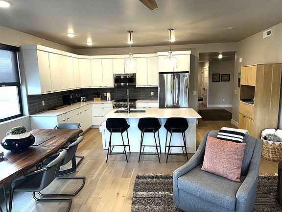4th image of 1121 W Helling Cir #104