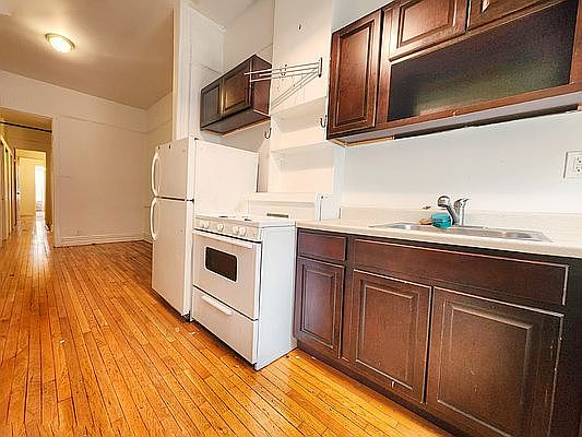 4th image of 940 Kent Ave #1C