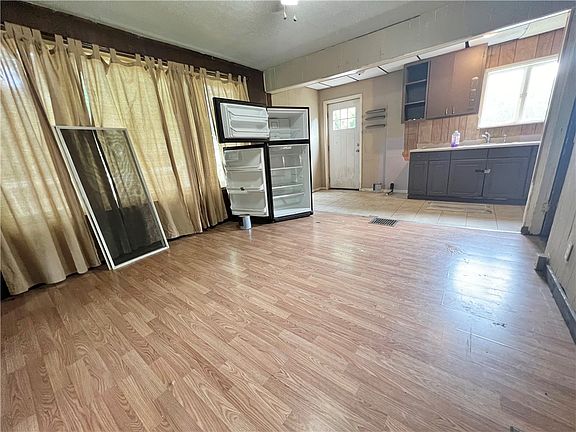 4th image of 764 Lathrop St