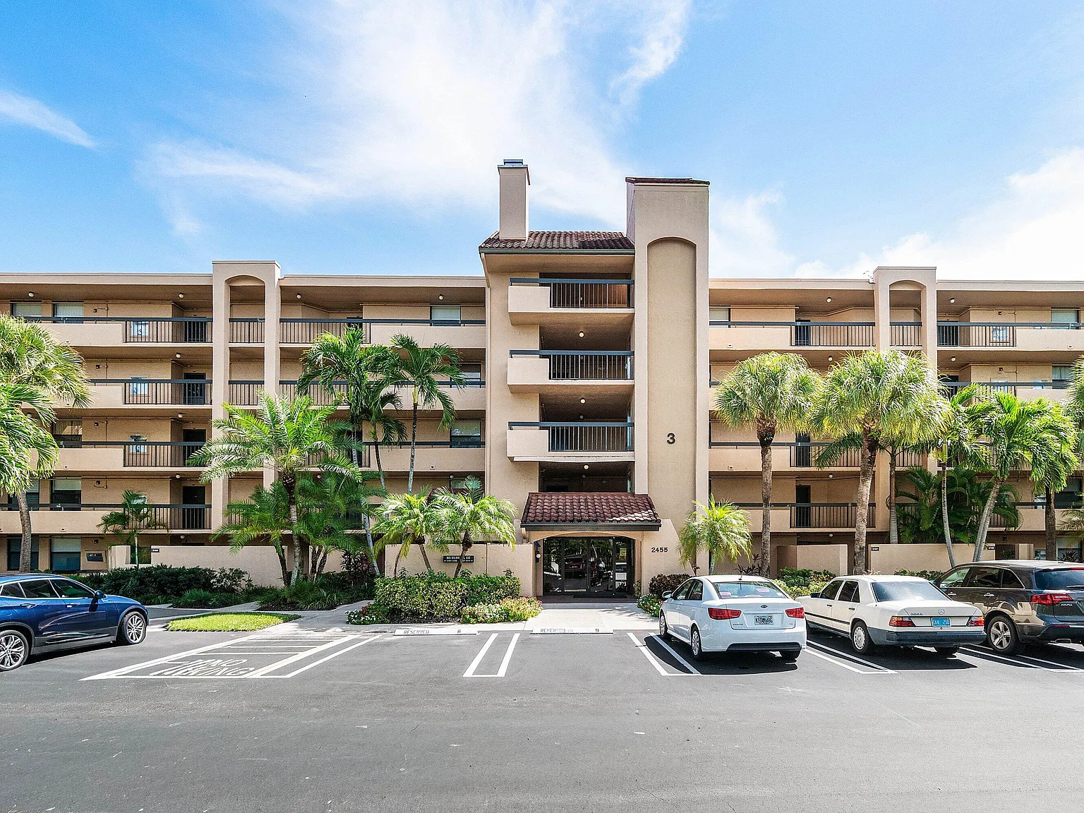 1 bed, 1.0 bath, 758 sqft, $1,975 — Photo 2