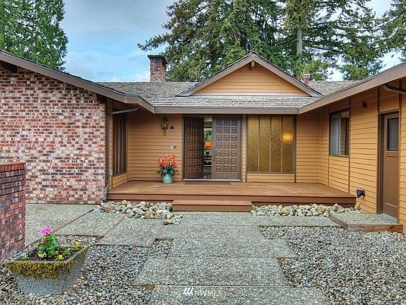 Inviting front entry.