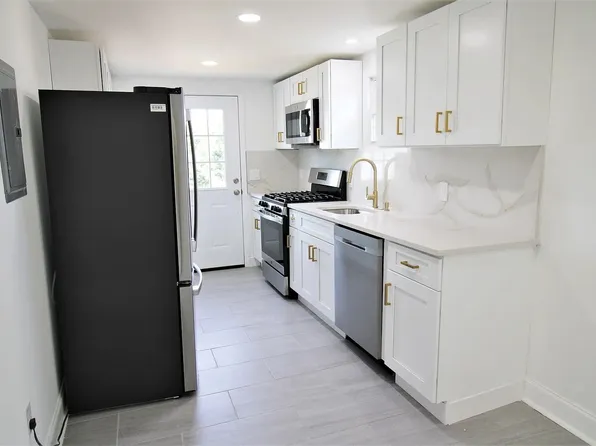 733 Irving Place image 4 of 9