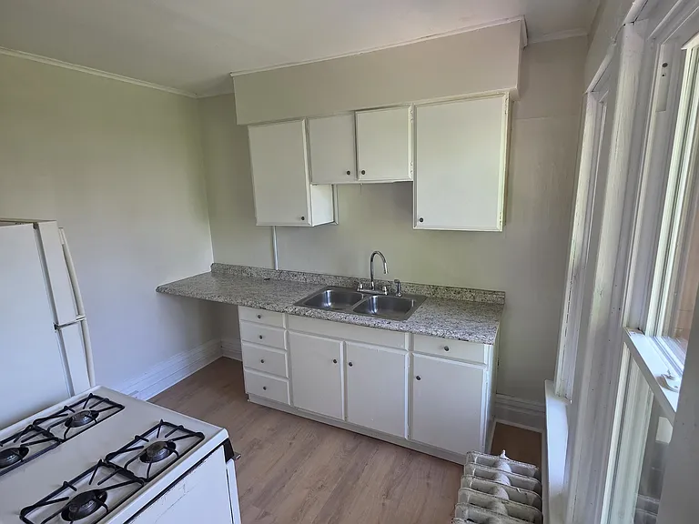 662 W 9th St #12 — Photo 4