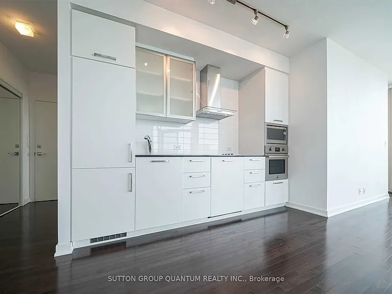 12 York St #5207 — Photo 3