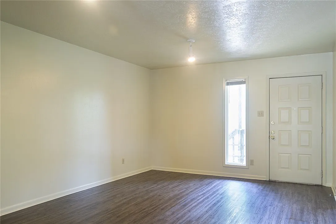 2 bed, 1.5 bath, 948 sqft, $925 — Photo 2