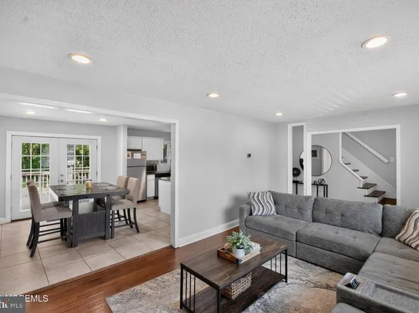 555 Brookside Dr, Toms River, NJ 08753