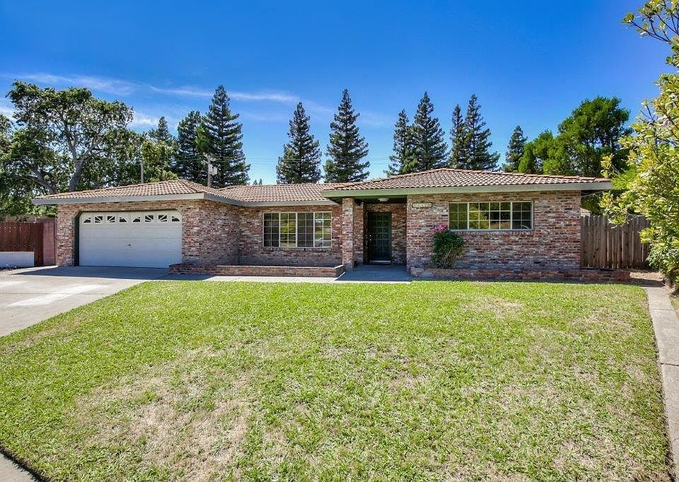 1st image of 1042 Lake Glen Way
