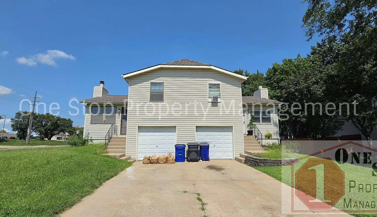 Beautiful 3 Bedroom / 1.5 Bathroom Duplex in Olathe! — Photo 2