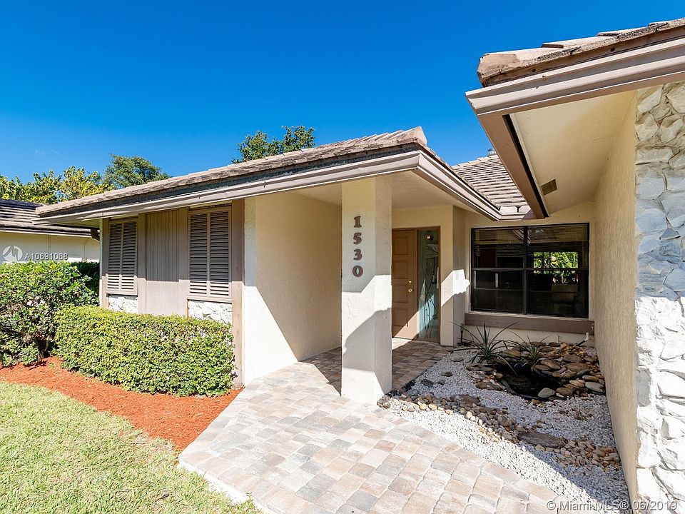 1st image of 1530 Lakeview Cir