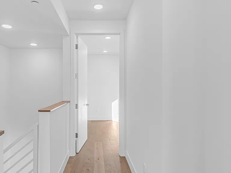 2000 N Beachwood Dr #101 — Photo 3