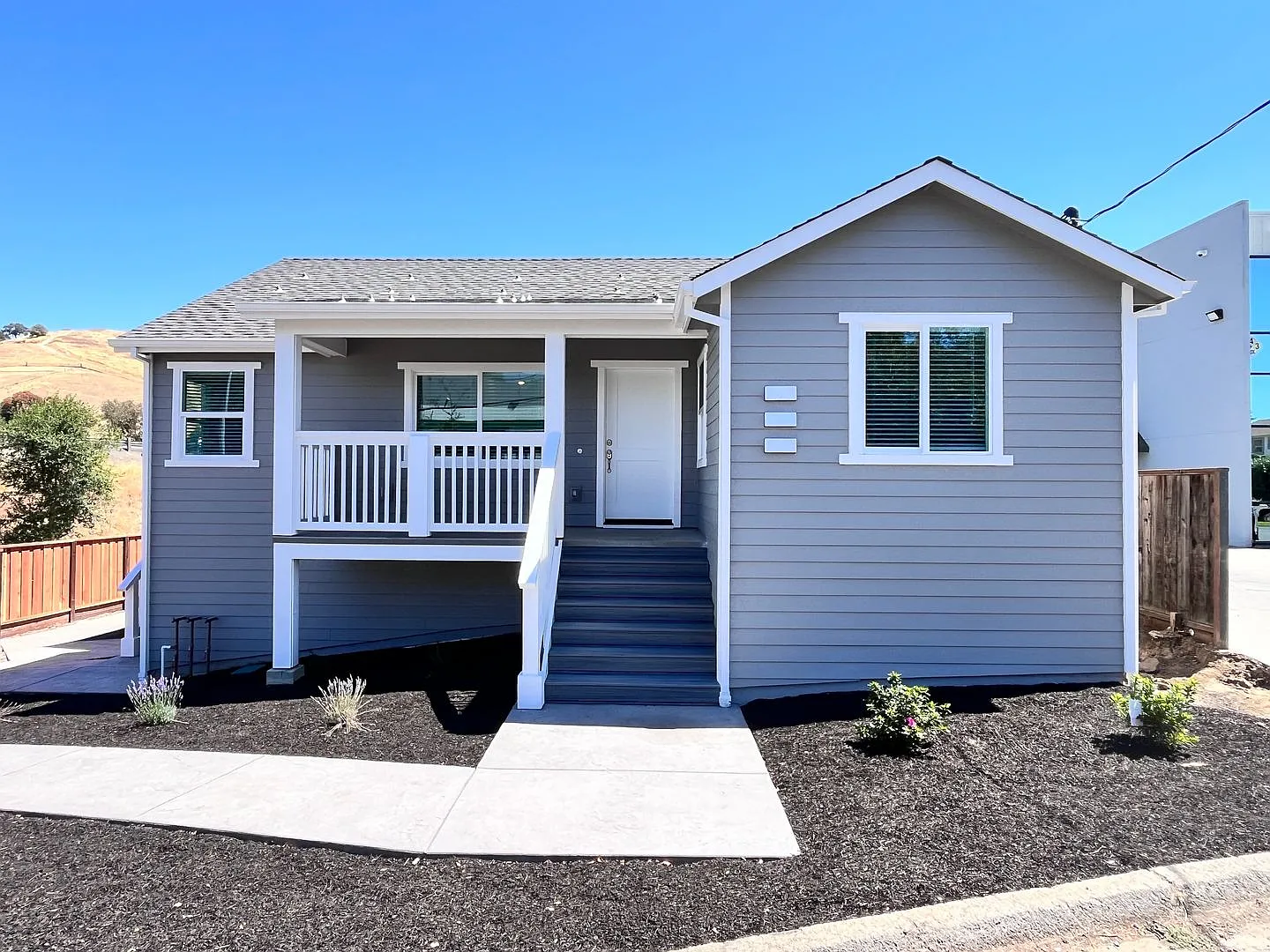 Charming 2 Bedroom Home for Rent in Martinez! — Photo 2