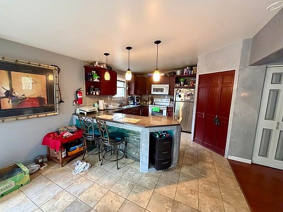 5th image of 827-831 Armory St