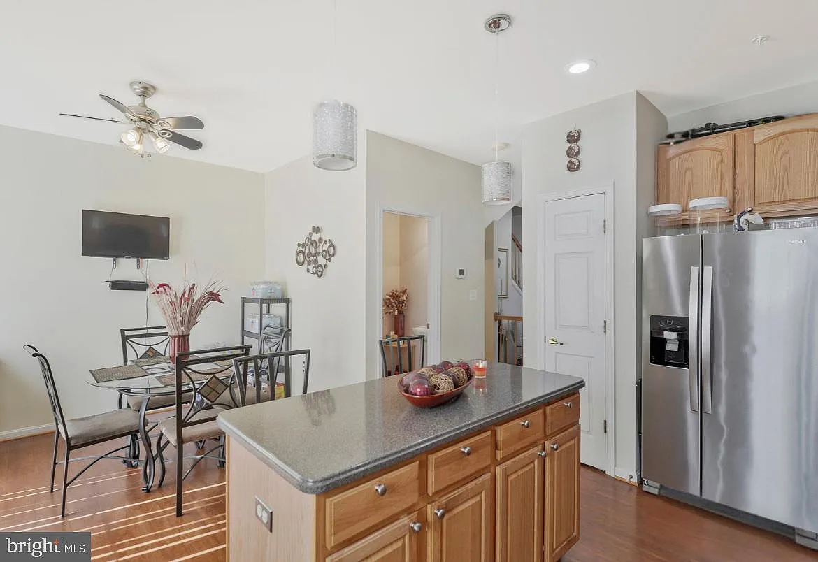 4 bed, 3.5 bath, 2068 sqft, $3,000 — Photo 4