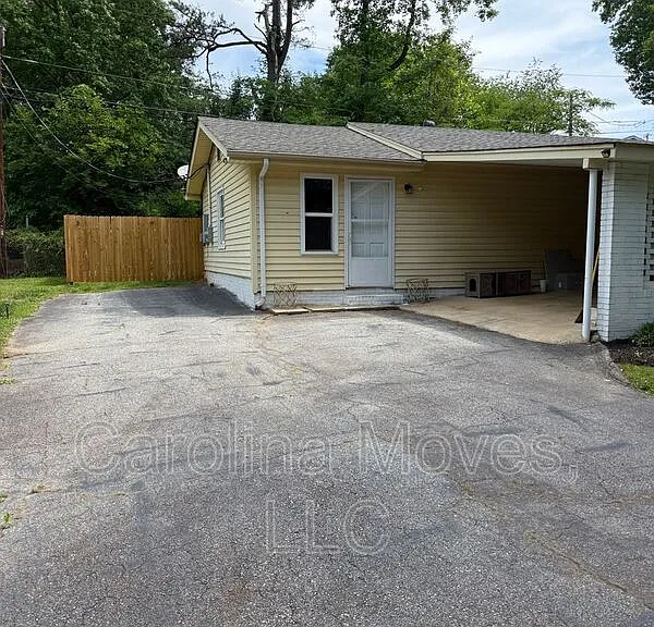 1004 Blanton Pl — Photo 2