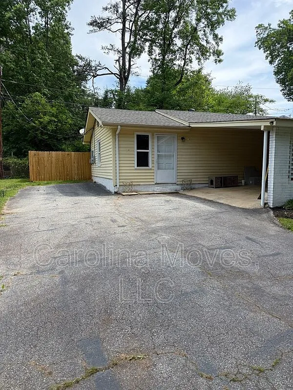 Building Photo - 1004 Blanton Pl
