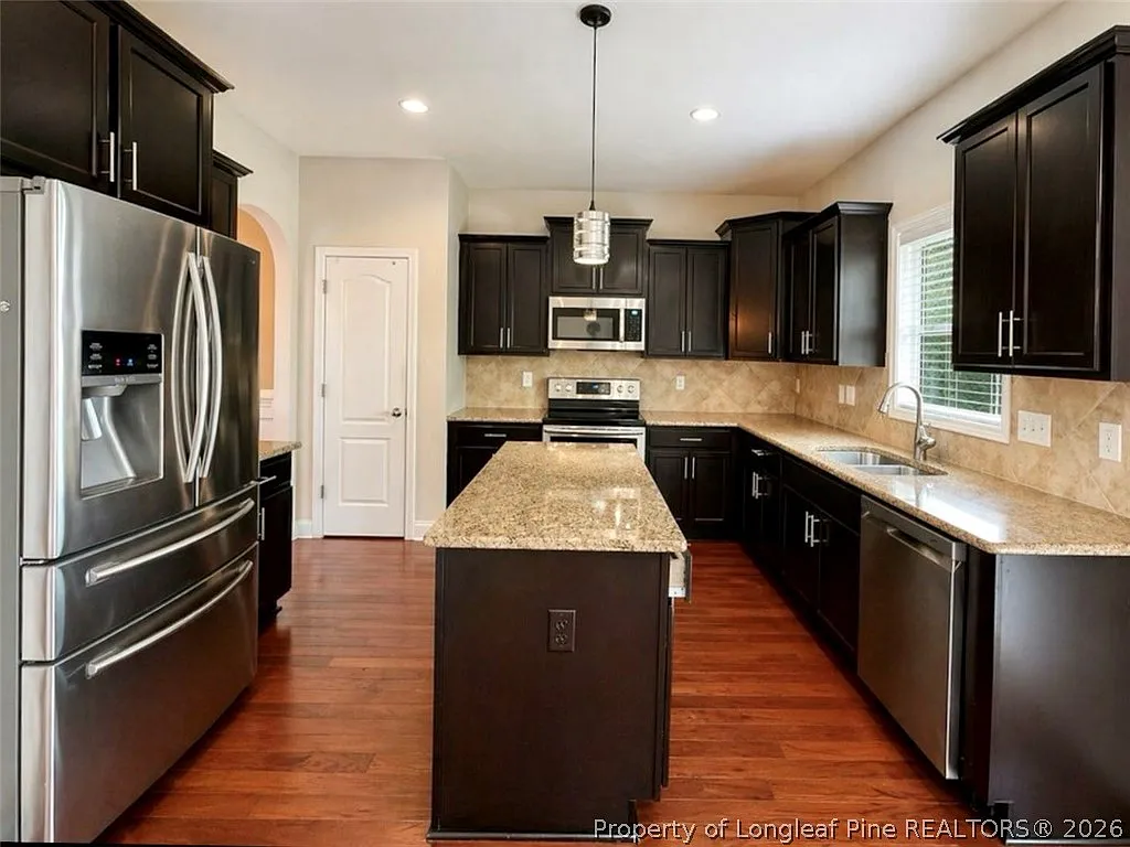 4 bed, 3.5 bath, 2555 sqft, $2,000 — Photo 4