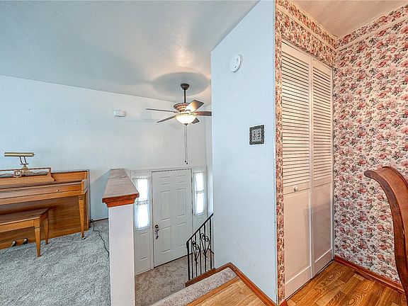 3rd image of 563 Meadowvale Dr