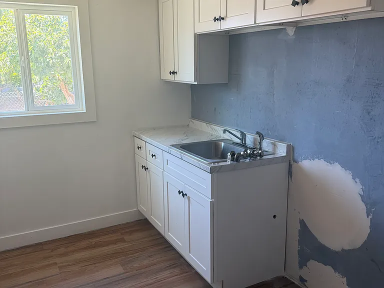 274 E C St — Photo 6