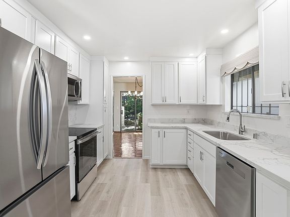 5th image of 2463 Sharon Oaks Dr